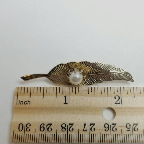 Vintage Leaf Shape Brooch with Faux Pearl Center, Gold Tone, Nature Estate Pin - Picture 4 of 6